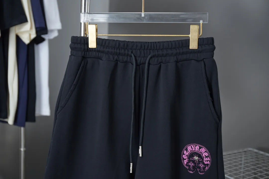 🅿️210 Ch*ome Hearte 2025ss new shorts Honbu patch pink embroidered shorts light luxury essential item for daily commuting for men and women Correct version Welcome to compare Detailed features · Made of 380g pure cotton health cloth fabric · Imported Tajima machine embroidery Honbu patchwork pink embroidered shorts with pink contrasting thread • Ready-made clothes are washed, worn and handmade • Hand-sewn Ch*ome Hearte hardware · Mold customization of the original logo-engraved hanging clock · Loose-waisted trousers · Double-needle stitching across seams · Original main mark, washed tag, moisture-proof paper packaging Color: Black/White Size: S M L XL